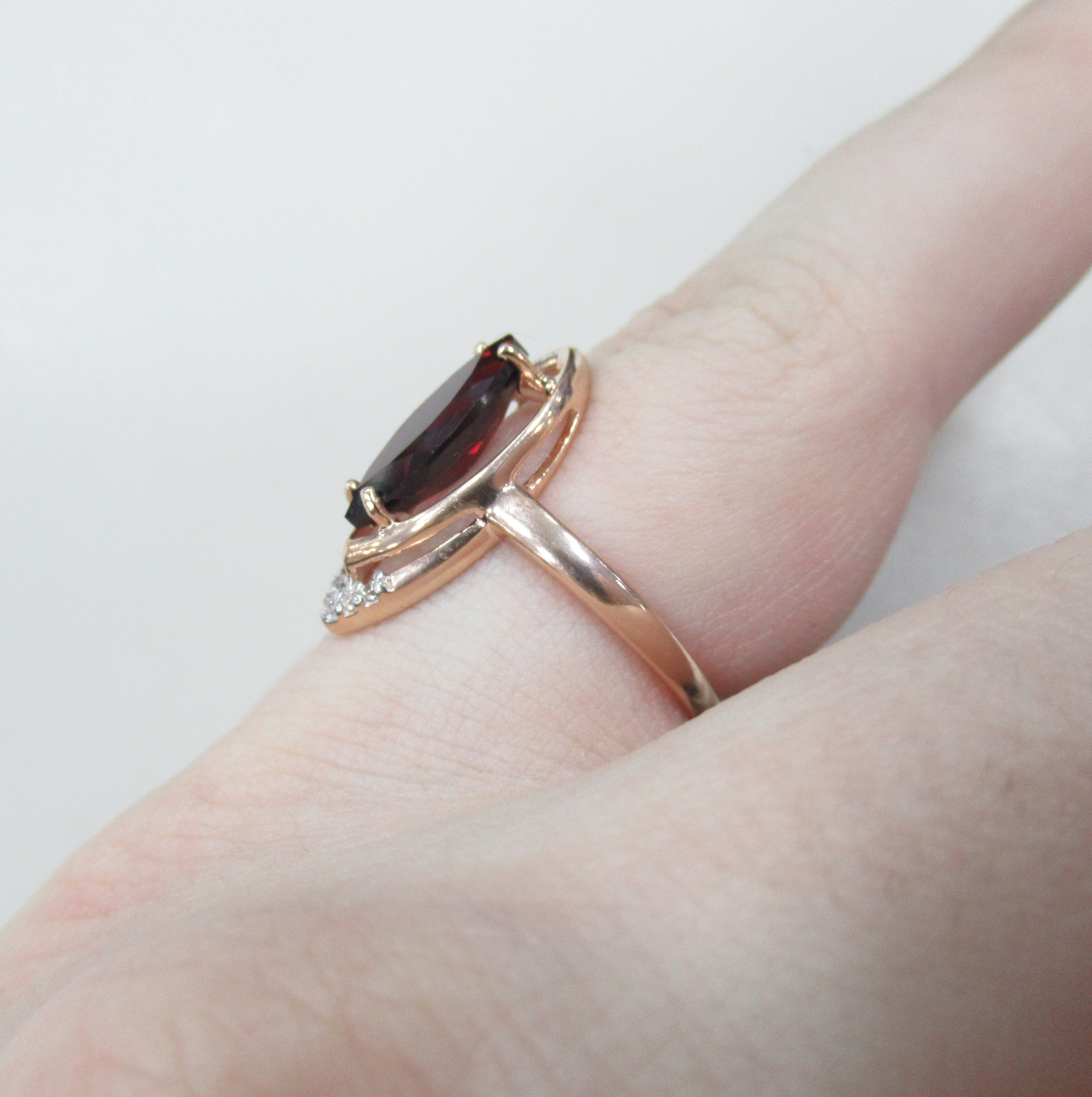 Серебряное кольцо с гранатом